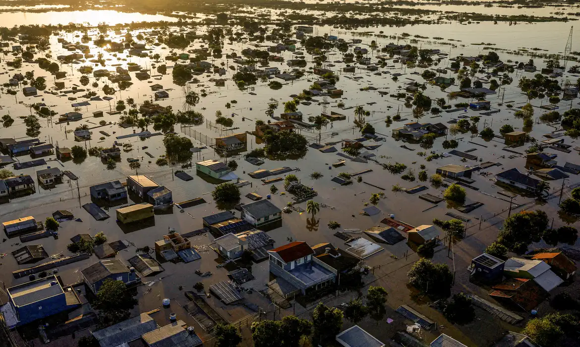 Foto de muitas casas debaixo da água devido as enchentes