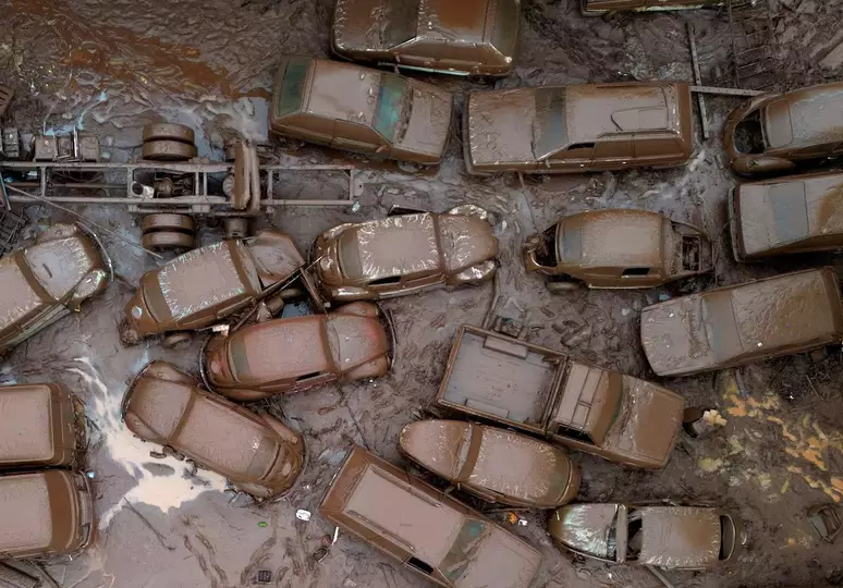 Foto de carros cheio de lama